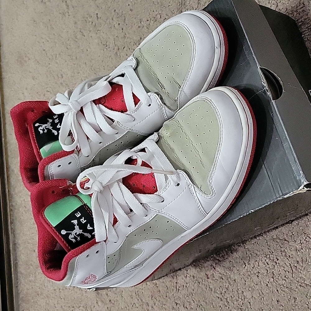 Air Jordan 1 Hare Jordan GS. Size Y 6.5 Red and White